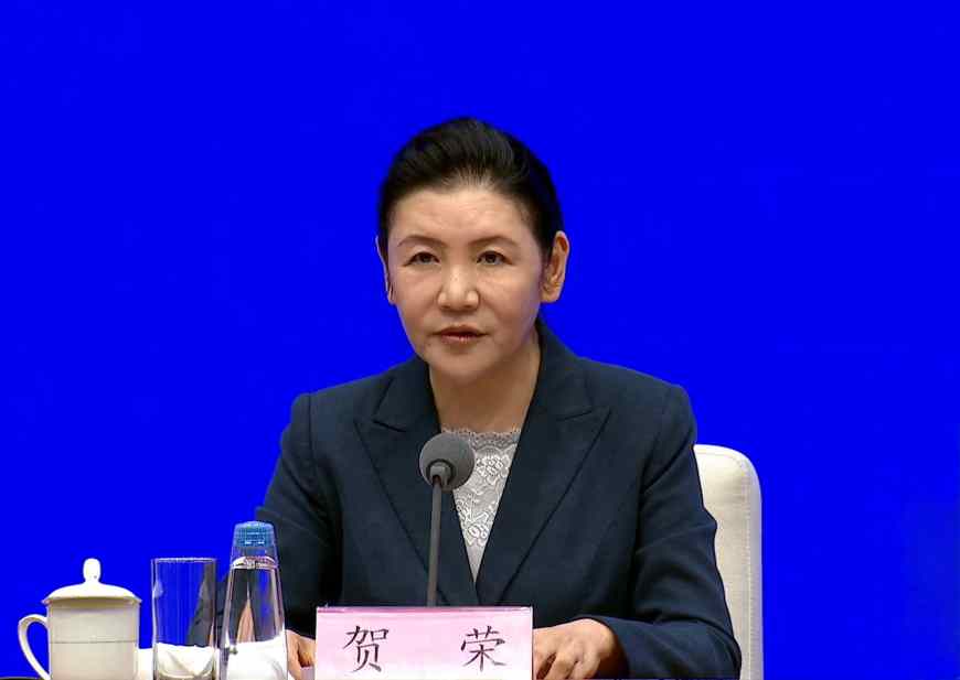 司法部部长何荣两会期间答记者问